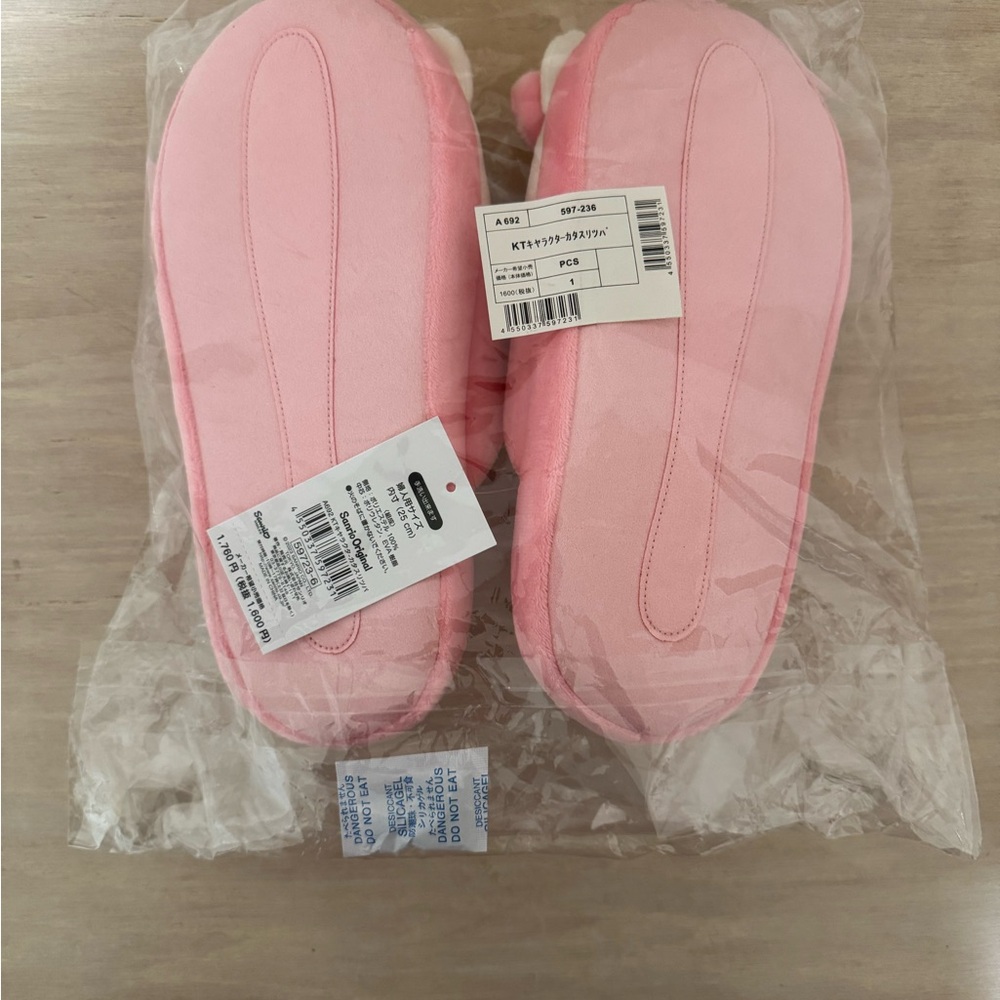 Hello Kitty Character Shaped Warm Slippers Made in Japan (NWT) - Picture 5 of 5